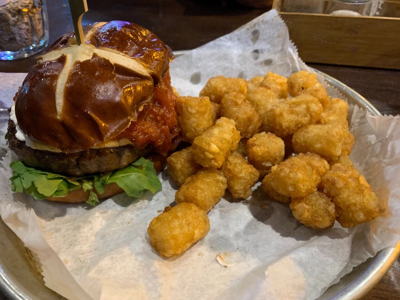Gullivers Pizza & Pub burger with hash browns