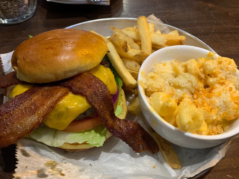 Gullivers Pizza & Pub cheeseburger and mac n cheese