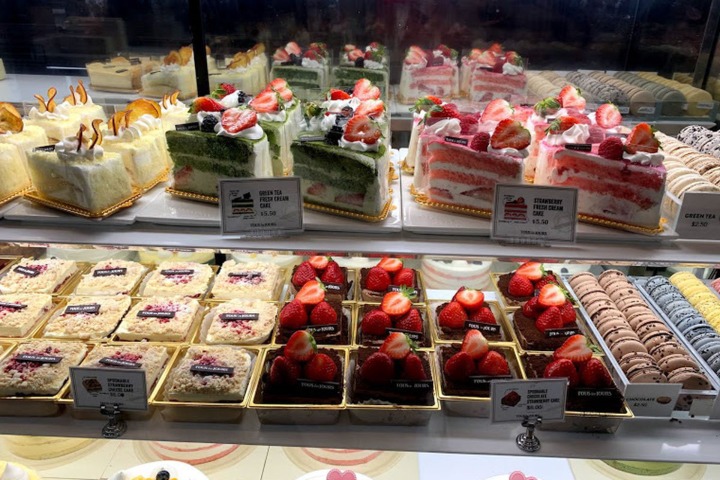 Tous Les Jours desserts and cheesecakes